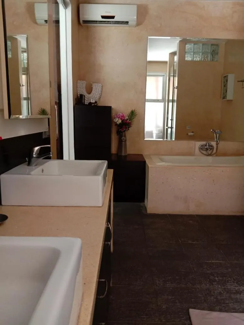 J & J Villa Seminyak  塞米亚克